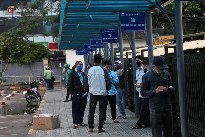 T&agrave;i xế xe &ocirc;m, taxi trong ng&agrave;y đầu nới lỏng gi&atilde;n c&aacute;ch x&atilde; hội tại H&agrave; Nội: H&agrave;o hứng đi l&agrave;m lại nhưng chờ từ s&aacute;ng đến trưa chẳng c&oacute; kh&aacute;ch n&agrave;o - Ảnh 9.