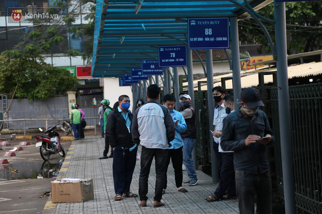 Tài xế xe ôm, taxi trong ngày đầu nới lỏng giãn cách xã hội tại Hà Nội: Hào hứng đi làm lại nhưng chờ từ sáng đến trưa chẳng có khách nào - Ảnh 9.