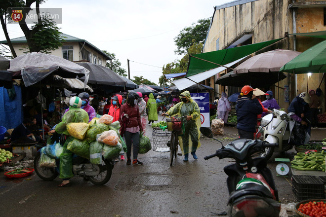 Người dân Hà Nội hồ hởi đi chợ trong ngày đầu nới lỏng giãn cách xã hội, tất cả đều đeo khẩu trang hoặc kính chắn giọt bắn để phòng dịch Covid-19 - Ảnh 1.