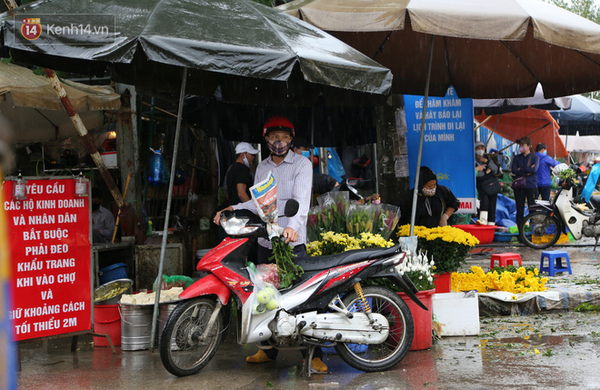 Người dân Hà Nội hồ hởi đi chợ trong ngày đầu nới lỏng giãn cách xã hội, tất cả đều đeo khẩu trang hoặc kính chắn giọt bắn để phòng dịch Covid-19 - Ảnh 4.