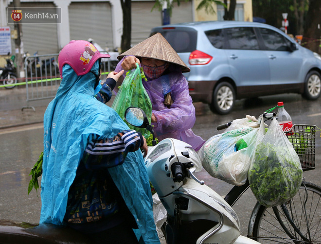 Người dân Hà Nội hồ hởi đi chợ trong ngày đầu nới lỏng giãn cách xã hội, tất cả đều đeo khẩu trang hoặc kính chắn giọt bắn để phòng dịch Covid-19 - Ảnh 19.