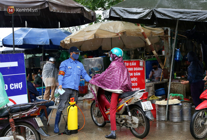 Người dân Hà Nội hồ hởi đi chợ trong ngày đầu nới lỏng giãn cách xã hội, tất cả đều đeo khẩu trang hoặc kính chắn giọt bắn để phòng dịch Covid-19 - Ảnh 2.