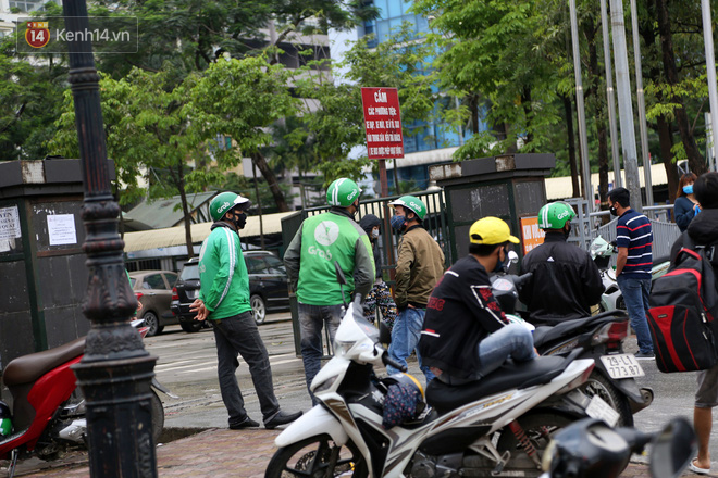 Tài xế xe ôm, taxi trong ngày đầu nới lỏng giãn cách xã hội tại Hà Nội: Hào hứng đi làm lại nhưng chờ từ sáng đến trưa chẳng có khách nào - Ảnh 10.