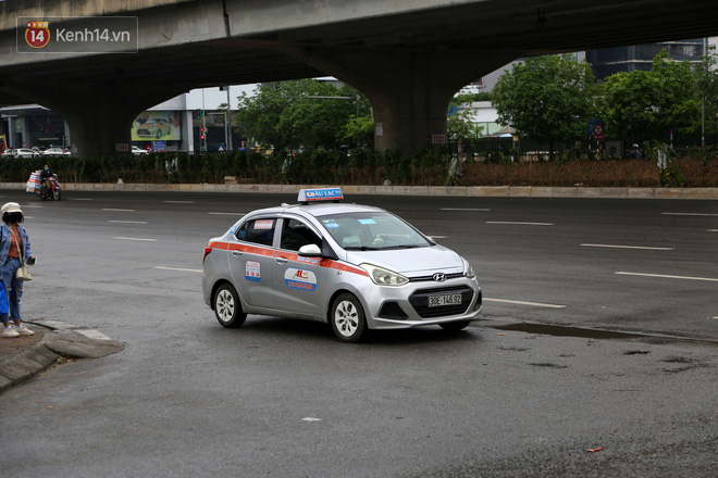 Tài xế xe ôm, taxi trong ngày đầu nới lỏng giãn cách xã hội tại Hà Nội: Hào hứng đi làm lại nhưng chờ từ sáng đến trưa chẳng có khách nào - Ảnh 15.