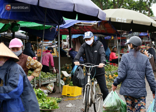 Người dân Hà Nội hồ hởi đi chợ trong ngày đầu nới lỏng giãn cách xã hội, tất cả đều đeo khẩu trang hoặc kính chắn giọt bắn để phòng dịch Covid-19 - Ảnh 11.