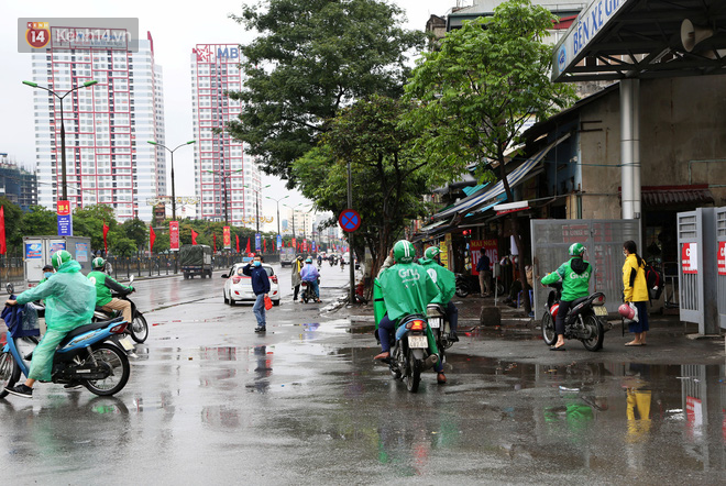 T&agrave;i xế xe &ocirc;m, taxi trong ng&agrave;y đầu nới lỏng gi&atilde;n c&aacute;ch x&atilde; hội tại H&agrave; Nội: H&agrave;o hứng đi l&agrave;m lại nhưng chờ từ s&aacute;ng đến trưa chẳng c&oacute; kh&aacute;ch n&agrave;o - Ảnh 4.