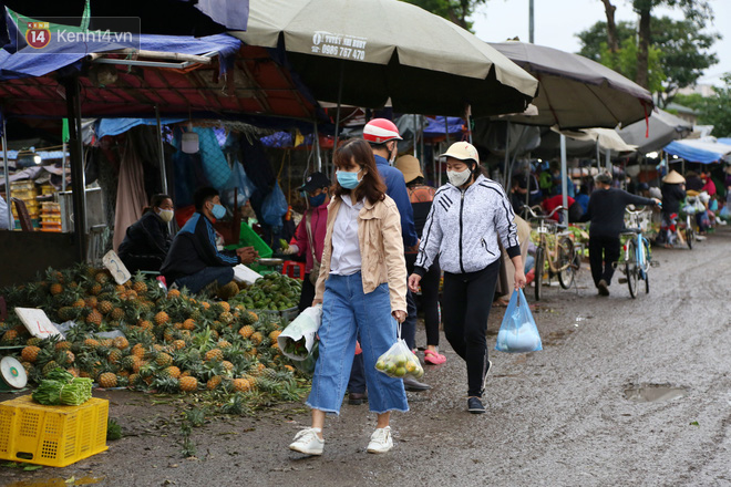 Người dân Hà Nội hồ hởi đi chợ trong ngày đầu nới lỏng giãn cách xã hội, tất cả đều đeo khẩu trang hoặc kính chắn giọt bắn để phòng dịch Covid-19 - Ảnh 10.