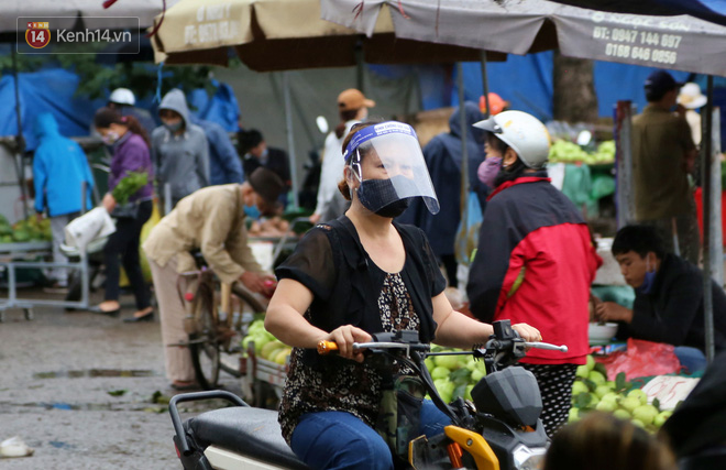 Người dân Hà Nội hồ hởi đi chợ trong ngày đầu nới lỏng giãn cách xã hội, tất cả đều đeo khẩu trang hoặc kính chắn giọt bắn để phòng dịch Covid-19 - Ảnh 16.