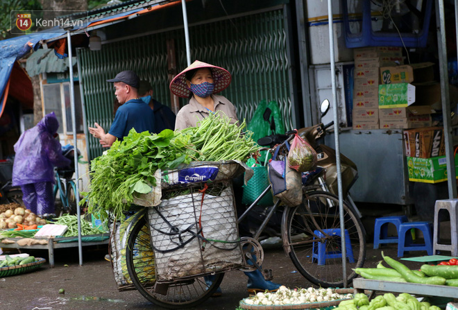 Người dân Hà Nội hồ hởi đi chợ trong ngày đầu nới lỏng giãn cách xã hội, tất cả đều đeo khẩu trang hoặc kính chắn giọt bắn để phòng dịch Covid-19 - Ảnh 18.