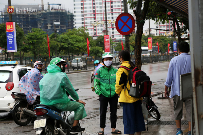 T&agrave;i xế xe &ocirc;m, taxi trong ng&agrave;y đầu nới lỏng gi&atilde;n c&aacute;ch x&atilde; hội tại H&agrave; Nội: H&agrave;o hứng đi l&agrave;m lại nhưng chờ từ s&aacute;ng đến trưa chẳng c&oacute; kh&aacute;ch n&agrave;o - Ảnh 6.