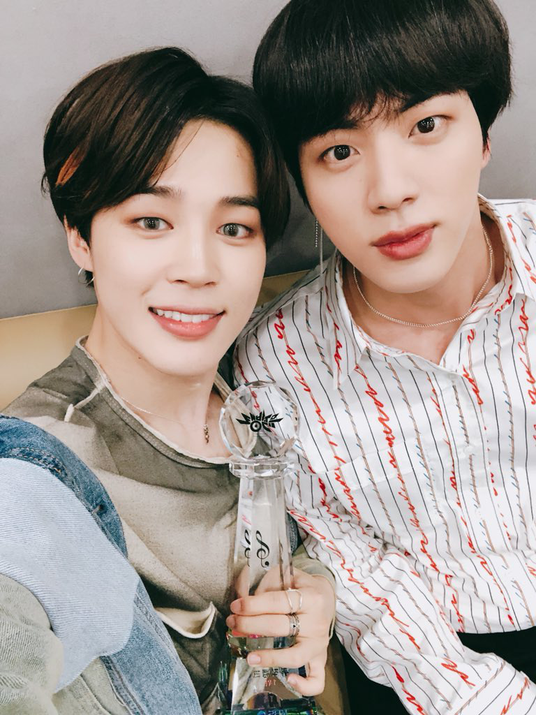 Jimin và Jin (BTS) từng diện đồ y hệt nhau, câu chuyện đằng sau khiến fan vừa rợn người vừa xúc động đến bật khóc - Ảnh 4. Jimin và Jin (BTS) từng diện đồ y hệt nhau, câu chuyện đằng sau khiến fan vừa rợn người vừa xúc động đến bật khóc - Ảnh 4.
