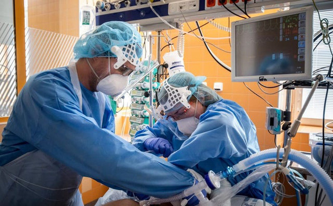 Đau thương trong phòng ICU ở Anh: Y tá rút ống thở, nắm tay an ủi cho đến khi bệnh nhân trút hơi thở cuối cùng - Ảnh 1.