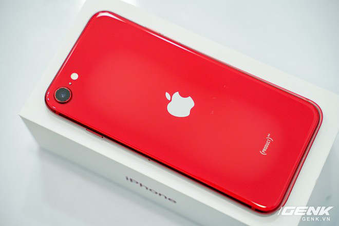 Cận cảnh iPhone SE 2020 đầu ti&ecirc;n tại Việt Nam: Thiết kế giống iPhone 8, gi&aacute; từ 12.7 triệu đồng - Ảnh 1.