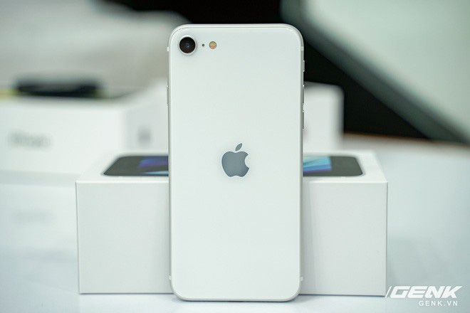 Cận cảnh iPhone SE 2020 đầu ti&ecirc;n tại Việt Nam: Thiết kế giống iPhone 8, gi&aacute; từ 12.7 triệu đồng - Ảnh 12.