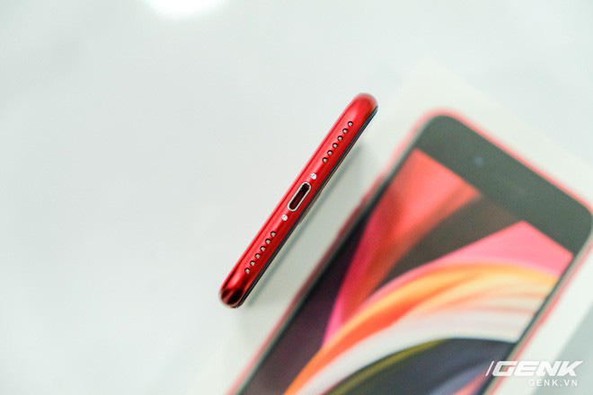 Cận cảnh iPhone SE 2020 đầu ti&ecirc;n tại Việt Nam: Thiết kế giống iPhone 8, gi&aacute; từ 12.7 triệu đồng - Ảnh 4.