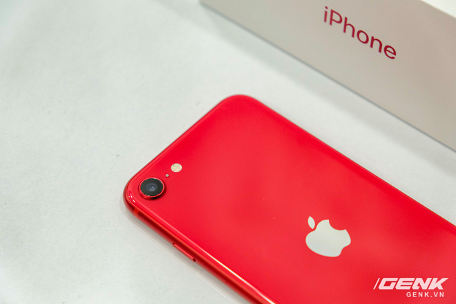Cận cảnh iPhone SE 2020 đầu ti&ecirc;n tại Việt Nam: Thiết kế giống iPhone 8, gi&aacute; từ 12.7 triệu đồng - Ảnh 8.