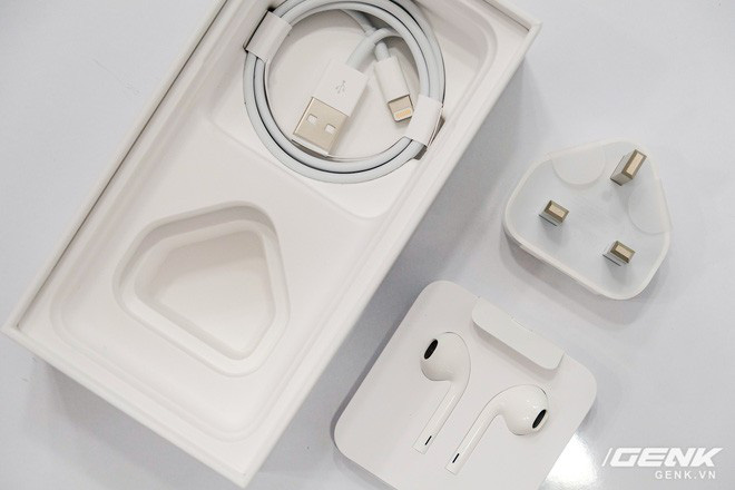 Cận cảnh iPhone SE 2020 đầu ti&ecirc;n tại Việt Nam: Thiết kế giống iPhone 8, gi&aacute; từ 12.7 triệu đồng - Ảnh 10.