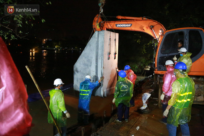 Ảnh: Công nhân trắng đêm đội mưa cứu Hồ Gươm đang bị sạt lở - Ảnh 10.