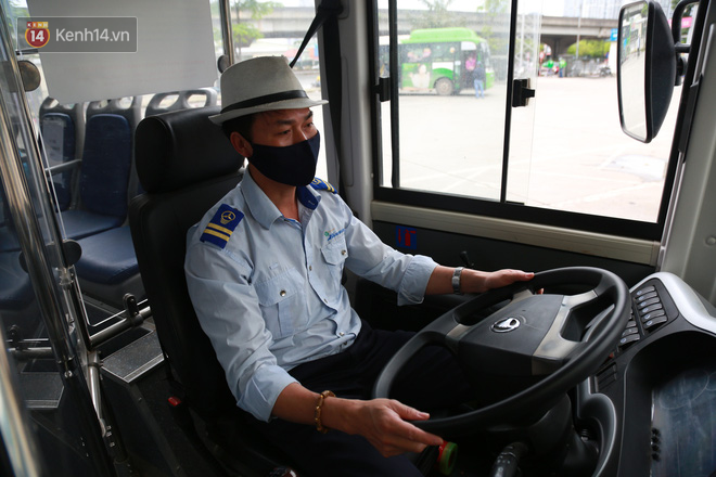 Ảnh: Xe buýt dán số thứ tự để đảm bảo hành khách ngồi cách xa nhau, một xe chở không quá 20 người - Ảnh 2.