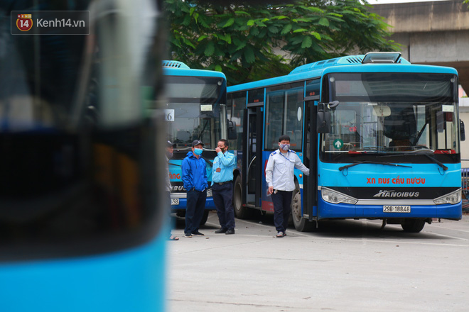 Ảnh: Xe buýt dán số thứ tự để đảm bảo hành khách ngồi cách xa nhau, một xe chở không quá 20 người - Ảnh 10.