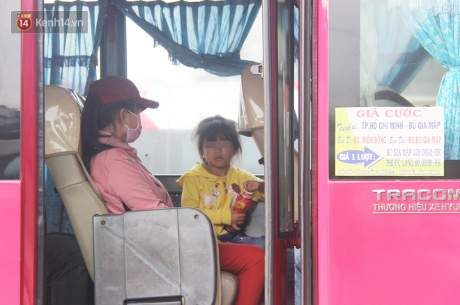 Xe khách, taxi rục rịch hoạt động trở lại, đường phố Sài Gòn chen chúc người di chuyển sau khi nới lỏng cách ly xã hội - Ảnh 5. Xe khách, taxi rục rịch hoạt động trở lại, đường phố Sài Gòn chen chúc người di chuyển sau khi nới lỏng cách ly xã hội - Ảnh 5.