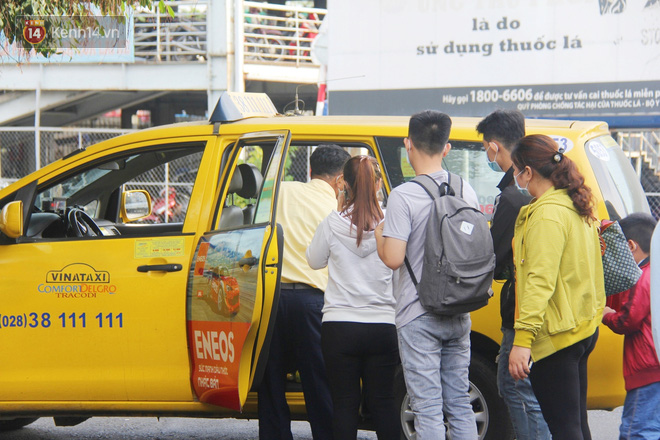 Xe khách, taxi rục rịch hoạt động trở lại, đường phố Sài Gòn chen chúc người di chuyển sau khi nới lỏng cách ly xã hội - Ảnh 10. Xe khách, taxi rục rịch hoạt động trở lại, đường phố Sài Gòn chen chúc người di chuyển sau khi nới lỏng cách ly xã hội - Ảnh 10.