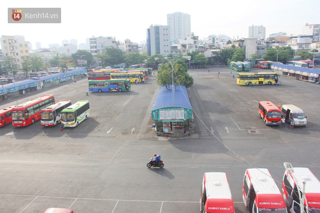 Xe khách, taxi rục rịch hoạt động trở lại, đường phố Sài Gòn chen chúc người di chuyển sau khi nới lỏng cách ly xã hội - Ảnh 9. Xe khách, taxi rục rịch hoạt động trở lại, đường phố Sài Gòn chen chúc người di chuyển sau khi nới lỏng cách ly xã hội - Ảnh 9.