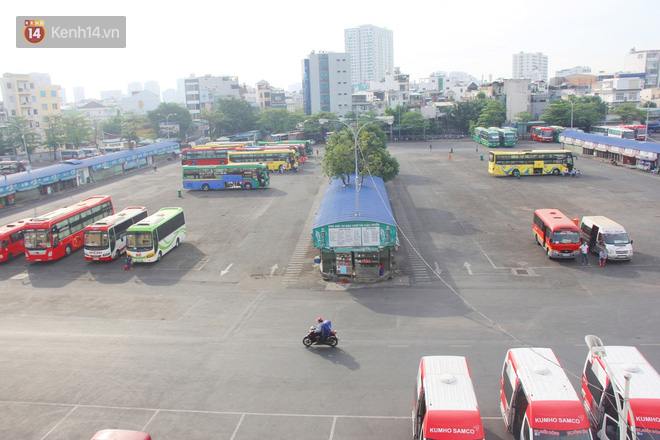 Xe khách, taxi rục rịch hoạt động trở lại, đường phố Sài Gòn chen chúc người di chuyển sau khi nới lỏng cách ly xã hội - Ảnh 9.