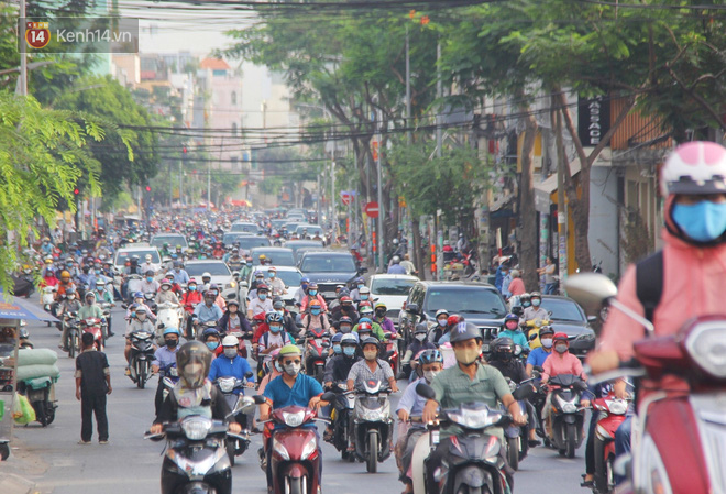 Xe khách, taxi rục rịch hoạt động trở lại, đường phố Sài Gòn chen chúc người di chuyển sau khi nới lỏng cách ly xã hội - Ảnh 11. Xe khách, taxi rục rịch hoạt động trở lại, đường phố Sài Gòn chen chúc người di chuyển sau khi nới lỏng cách ly xã hội - Ảnh 11.