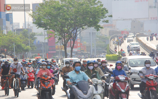 Xe khách, taxi rục rịch hoạt động trở lại, đường phố Sài Gòn chen chúc người di chuyển sau khi nới lỏng cách ly xã hội - Ảnh 14. Xe khách, taxi rục rịch hoạt động trở lại, đường phố Sài Gòn chen chúc người di chuyển sau khi nới lỏng cách ly xã hội - Ảnh 14.