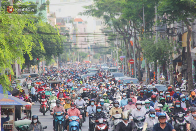 Xe khách, taxi rục rịch hoạt động trở lại, đường phố Sài Gòn chen chúc người di chuyển sau khi nới lỏng cách ly xã hội - Ảnh 13.