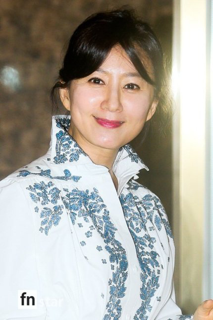 Bà cả Kim Hee Ae xuất hiện lộng lẫy ở họp báo Thế Giới Hôn Nhân, nhìn thế này tiểu tam nào giật được chồng chị? - Ảnh 3.