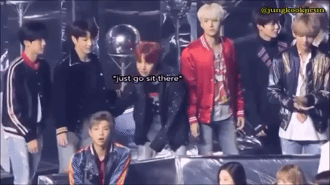 Jungkook “hoảng loạn” khi được cho cơ hội ngồi cạnh IU nhưng lại say sưa hát theo từ xa, ngắm người trong mộng trên màn hình đến vẹo cổ - Ảnh 3. Jungkook “hoảng loạn” khi được cho cơ hội ngồi cạnh IU nhưng lại say sưa hát theo từ xa, ngắm người trong mộng trên màn hình đến vẹo cổ - Ảnh 3.