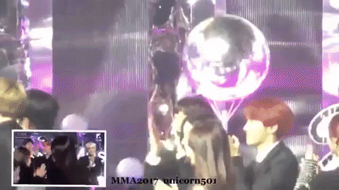 Jungkook “hoảng loạn” khi được cho cơ hội ngồi cạnh IU nhưng lại say sưa hát theo từ xa, ngắm người trong mộng trên màn hình đến vẹo cổ - Ảnh 5. Jungkook “hoảng loạn” khi được cho cơ hội ngồi cạnh IU nhưng lại say sưa hát theo từ xa, ngắm người trong mộng trên màn hình đến vẹo cổ - Ảnh 5.