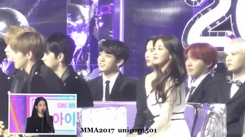 Jungkook “hoảng loạn” khi được cho cơ hội ngồi cạnh IU nhưng lại say sưa hát theo từ xa, ngắm người trong mộng trên màn hình đến vẹo cổ - Ảnh 6. Jungkook “hoảng loạn” khi được cho cơ hội ngồi cạnh IU nhưng lại say sưa hát theo từ xa, ngắm người trong mộng trên màn hình đến vẹo cổ - Ảnh 6.