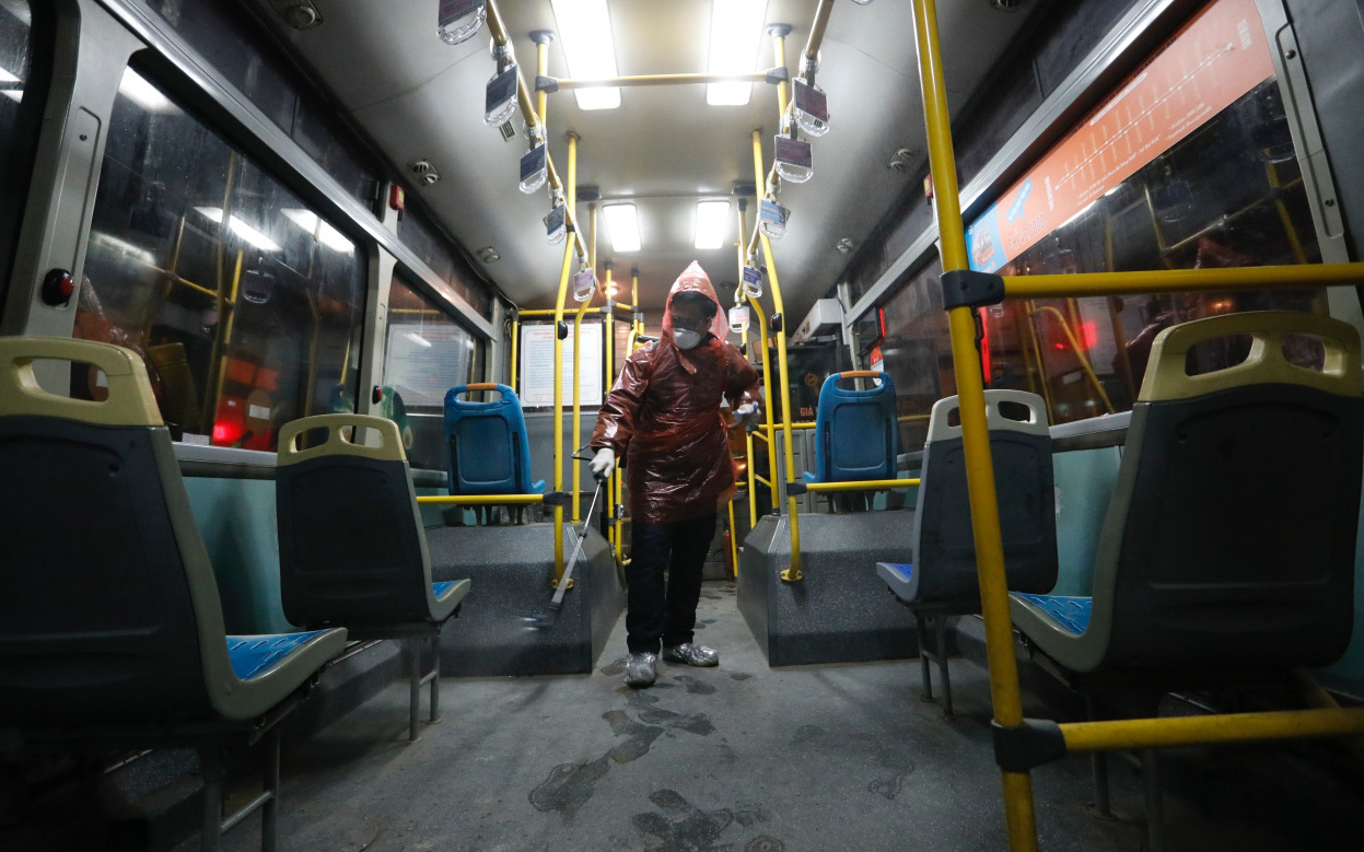Sau 1 ngày chạy khắp Thủ đô, xe buýt được khử khuẩn, dọn dẹp phòng dịch Covid-19 ra sao?