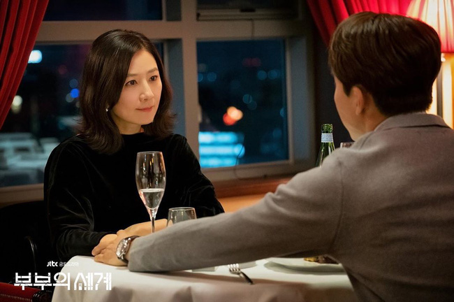 2 bà cả Jang Nara và Kim Hee Ae đều thích diện đồ đen khi hẹn hò, ngoài vẻ sang chảnh thì còn chứa đựng ẩn ý nào khác? - Ảnh 1.