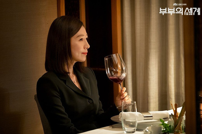 2 bà cả Jang Nara và Kim Hee Ae đều thích diện đồ đen khi hẹn hò, ngoài vẻ sang chảnh thì còn chứa đựng ẩn ý nào khác? - Ảnh 2.