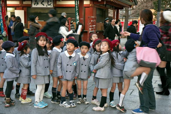 Những bộ đồng phục học sinh độc đáo nhất thế giới: Từ sườn xám cách điệu đến chân váy ngắn huyền thoại bước ra từ manga - Ảnh 9.