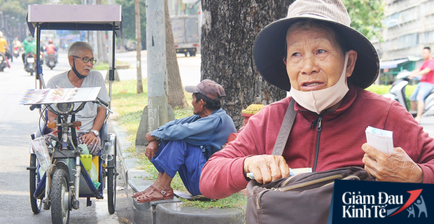 Người bán vé số, bán hàng rong, xe ôm không có hộ khẩu trên địa bàn thì làm gì để được nhận hỗ trợ? - Ảnh 1.