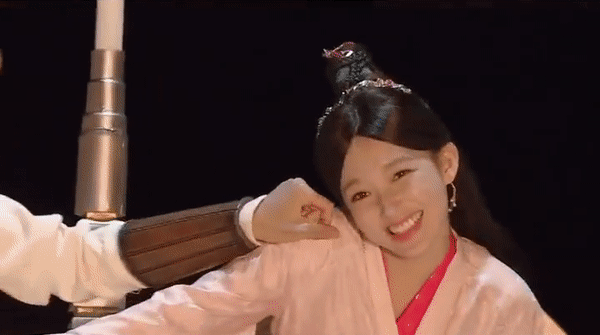 Trần Phi Vũ bẹo má, chọc ghẹo mỹ nữ K-Pop trong hậu trường phim cổ trang Thiên Tỉnh Chi Lộ - Ảnh 5.