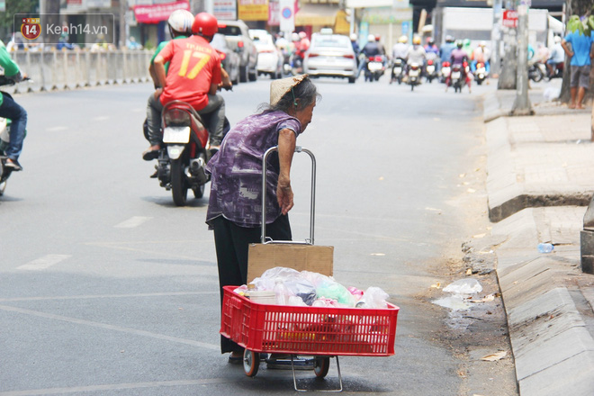 Đã triển khai gói hỗ trợ 62.000 tỷ, bao giờ người bán vé số, xe ôm được nhận tiền? - Ảnh 1.
