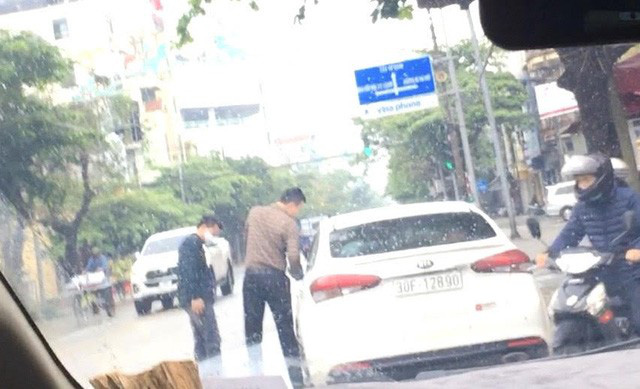 Nam Định: Đình chỉ công tác cán bộ công an nghi sử dụng xe ô tô mang BKS giả - Ảnh 2.