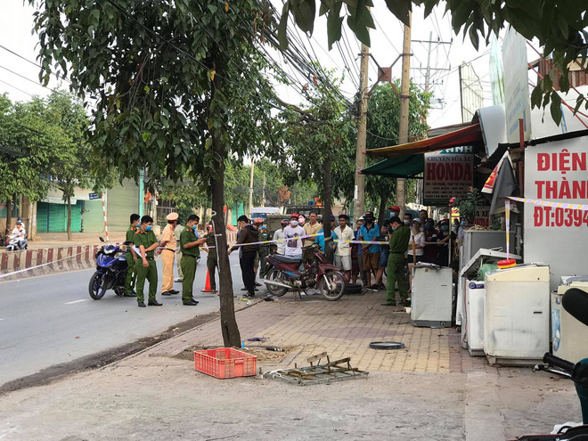 Phát hiện người phụ nữ nằm chết trên vỉa hè, cạnh chiếc xe máy dựng đứng - Ảnh 2.