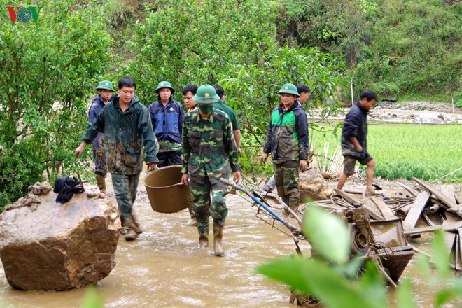 Ảnh: Dầm bùn, đội mưa nỗ lực hỗ trợ người dân khắc phục hậu quả thiên tai - Ảnh 7.