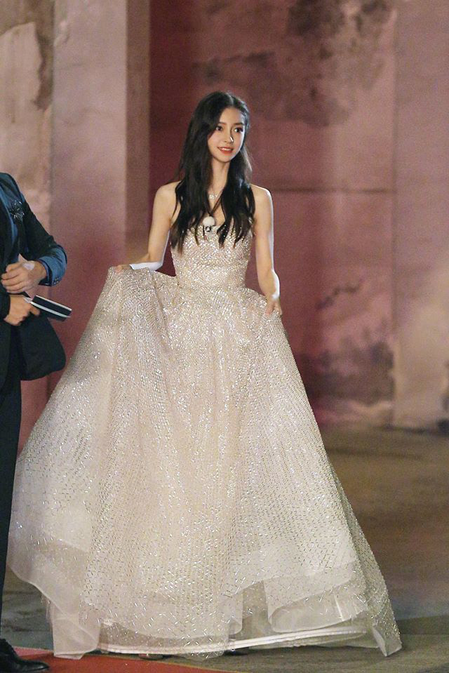Cả Weibo sốt xình xịch chỉ vì 1 khoảnh khắc: Thái Từ Khôn đỡ váy cho Angela Baby đẹp tựa công chúa và hoàng tử cổ tích - Ảnh 7.
