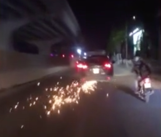 Hà Nội: Phẫn nộ xe ô tô tông vào bé gái đi xe đạp điện rồi kéo lê xe hàng chục km - Ảnh 2.
