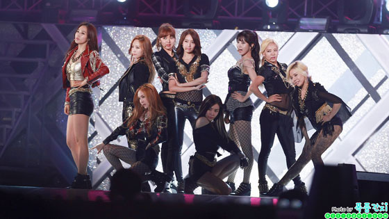 5 khoảnh khắc lịch sử của Kpop: SNSD cùng biển đen đáng quên, sân khấu cuối cùng của 2NE1 nhưng sốc nhất là màn khóa môi bỏng mắt của Trouble Maker - Ảnh 7.