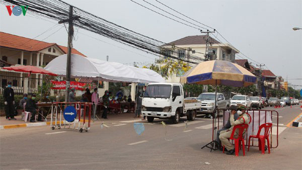 Người nước ngoài nhập cảnh Lào sau ngày 3/5 tự trả chi phí cách ly - Ảnh 1.