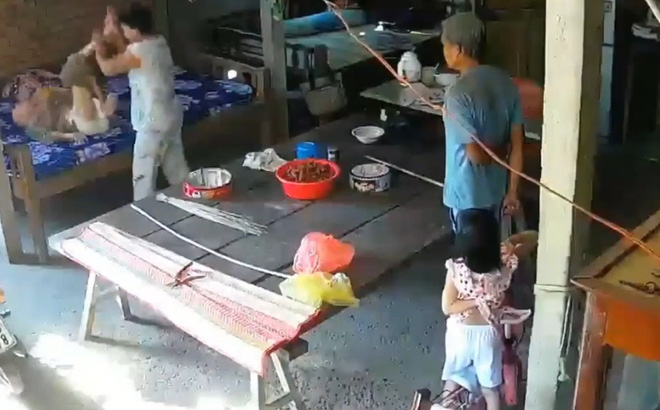Cặp vợ chồng đánh đập mẹ già 88 tuổi gây phẫn nộ dư luận lĩnh hơn 3 năm tù giam - Ảnh 1.